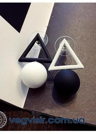 Модные серьги черно-белые треугольник и шар ассиметричные черные геометрия сережки стильные висячие