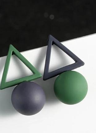 Модные серьги треугольник и шар черно-зеленые и бело-голубые ассиметричные геометрия сережки стильные висячие3 фото