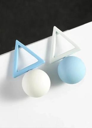 Модные серьги треугольник и шар черно-зеленые и бело-голубые ассиметричные геометрия сережки стильные висячие2 фото