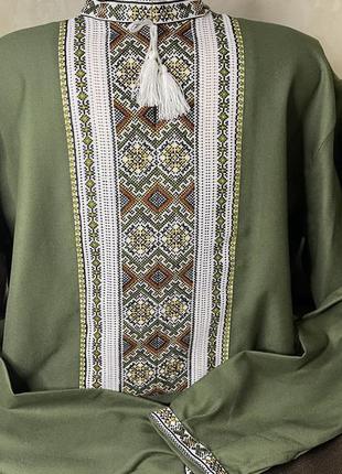 Стильная мужская вышиванка на зеленому полотні ручной работы. ч-1827