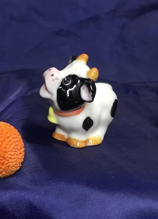 Статуэтка коровка с колокольчиком фарфоровая фигурка н4322 вашему вниманию милая,...