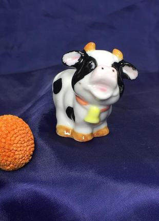 Статуэтка коровка с колокольчиком фарфоровая фигурка н4322 вашему вниманию милая,...