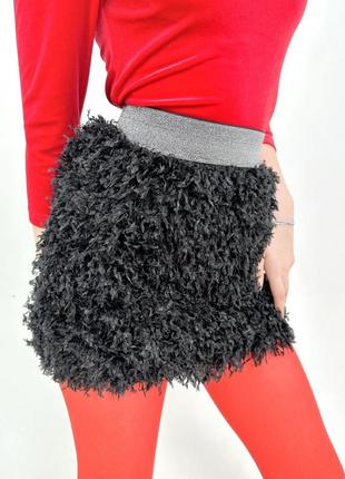 Юбка-мини из декоративных перьев черная с серебристым поясом на резинке