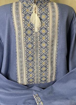 Стильна чоловіча вишиванка ручної роботи на синьому домотканому полотні. ч-18313 фото