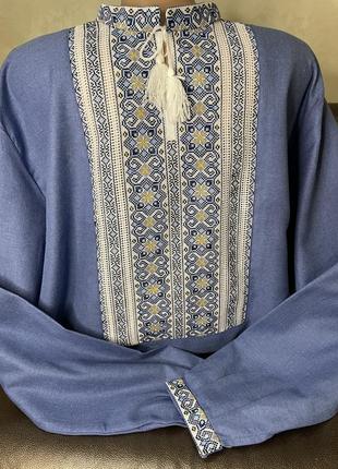 Стильна чоловіча вишиванка ручної роботи на синьому домотканому полотні. ч-18314 фото