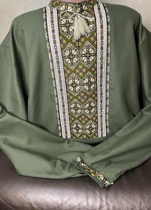 Стильна чоловіча вишиванка на зеленому домотканому полотні. ч-18365 фото