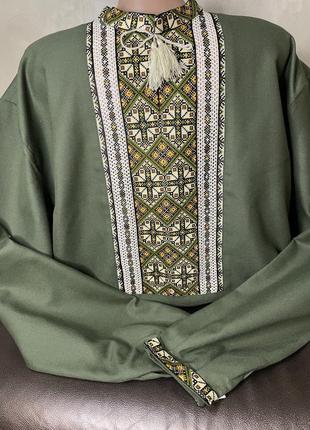 Стильна чоловіча вишиванка на зеленому домотканому полотні. ч-18367 фото