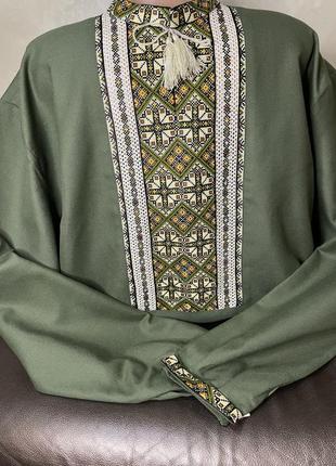 Стильна чоловіча вишиванка на зеленому домотканому полотні. ч-18366 фото