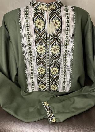 Стильна чоловіча вишиванка на зеленому домотканому полотні. ч-18375 фото
