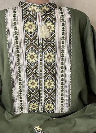 Стильна чоловіча вишиванка на зеленому домотканому полотні. ч-18379 фото