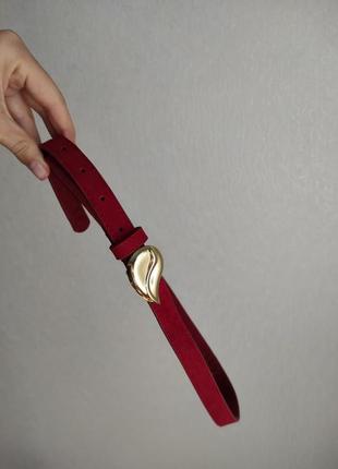 Червоний замшевий ремінець з пряжкою листочком m&co