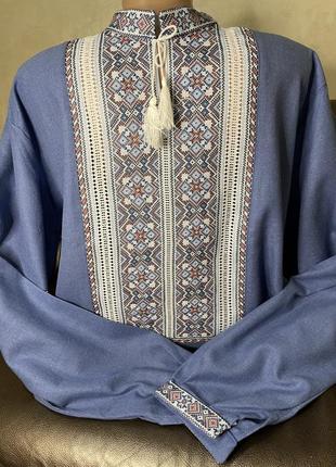 Стильна чоловіча вишиванка ручної роботи на синьому полотні. ч-18397 фото