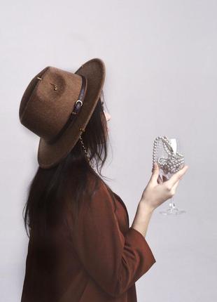 Шерстяная шляпа федора с ремешком, пирсингом, цепочкой wool sia коричневая4 фото