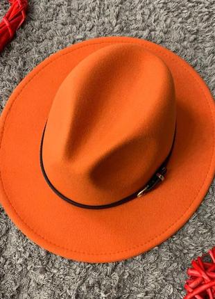 Шляпа федора унисекс с устойчивыми полями vogue оранжевая (с черным ремешком)5 фото
