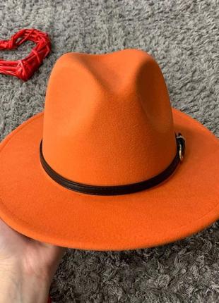Шляпа федора унисекс с устойчивыми полями vogue оранжевая (с черным ремешком)4 фото