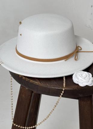 Шляпа канотье с декором (цепочкой, пирсингом, булавкой) cristal белая1 фото