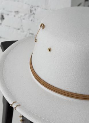 Шляпа канотье с декором (цепочкой, пирсингом, булавкой) cristal белая3 фото