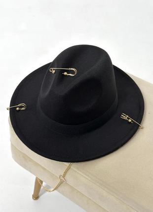 Шляпа федора с булавками и цепочкой triple pins черная3 фото