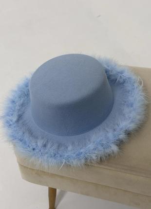 Шляпа канотье с устойчивыми полями (6 см) украшенная перьями fuzzy голубая2 фото