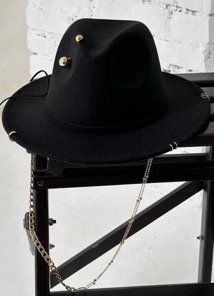 Шляпа федора с устойчивыми полями, пирсингом, булавкой и двойной цепью sandra черная2 фото