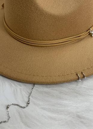 Капелюх федора з ланцюжком, пірсингом hollywood бежевий (декор золото або срібло)8 фото