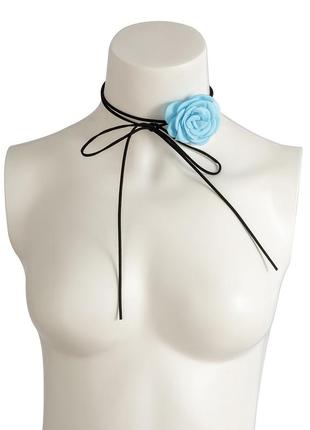 Чокер на шею роза голубая из атласа на замшевом шнурке5 фото