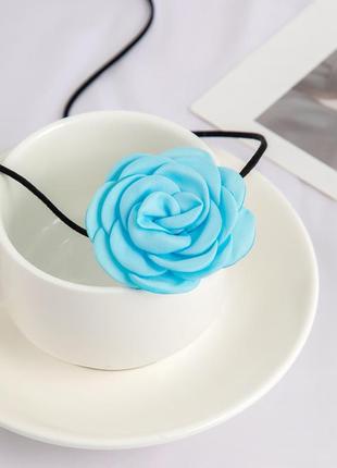 Чокер на шею роза голубая из атласа на замшевом шнурке3 фото