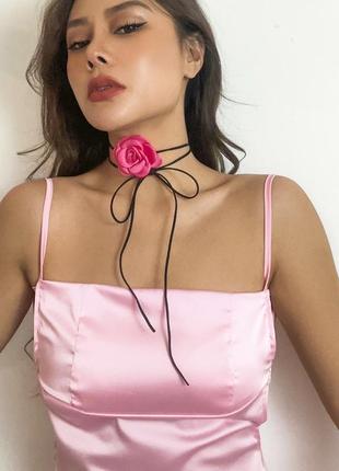 Чокер на шею роза малиновая из атласа на замшевом шнурке3 фото