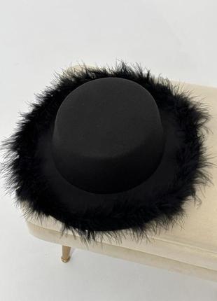 Шляпа канотье с устойчивыми полями (6 см) украшенная перьями fuzzy черная3 фото