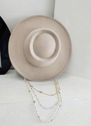Шляпа канотье с тройной цепочкой и круглой тульей (поля 8 см) молочная1 фото