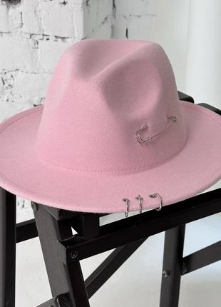Шляпа федора розовая с кольцами и булавкой унисекс