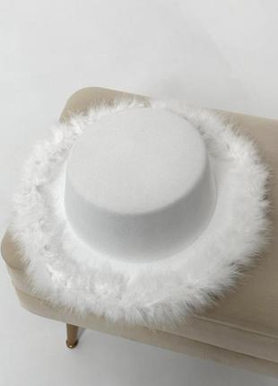 Шляпа канотье с устойчивыми полями (6 см) украшенная перьями fuzzy белая3 фото