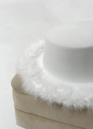 Шляпа канотье с устойчивыми полями (6 см) украшенная перьями fuzzy белая2 фото