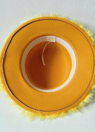 Шляпа канотье с устойчивыми полями (6 см) украшенная перьями fuzzy желтая5 фото