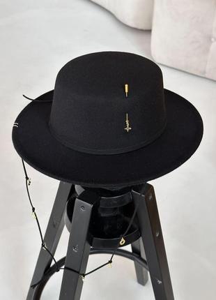 Шляпа канотье с декором: пирсингом, подвесками и шнуром по тулии clovers черная1 фото