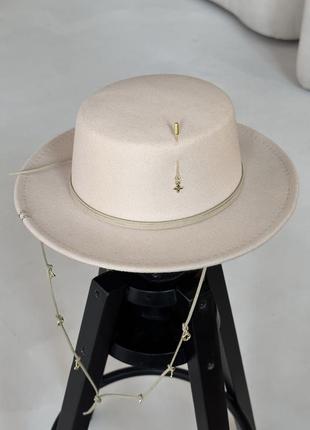 Шляпа канотье с декором: пирсингом, подвесками и шнуром по тулии clovers молочная