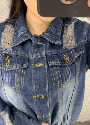 Женская короткая джинсовая куртка рванка темно-синяя3 фото