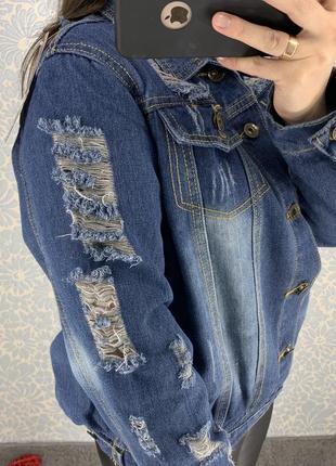 Женская короткая джинсовая куртка рванка темно-синяя4 фото