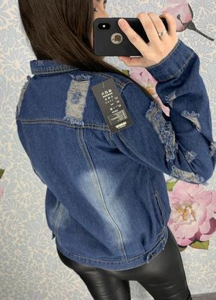 Женская короткая джинсовая куртка рванка темно-синяя5 фото