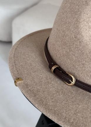 Вовняний капелюх федора з ремінцем, пірсингом, ланцюжком wool sia молочний5 фото