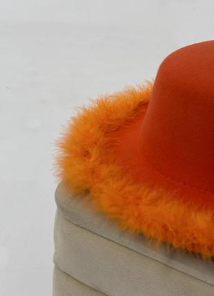 Шляпа канотье с устойчивыми полями (6 см) украшенная перьями fuzzy оранжевая3 фото
