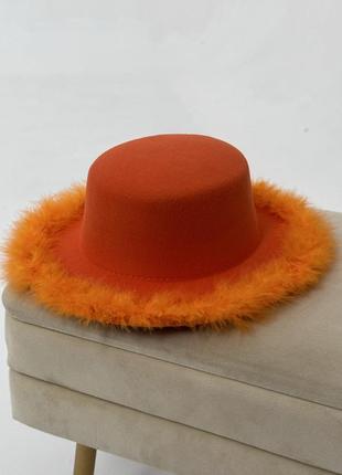 Шляпа канотье с устойчивыми полями (6 см) украшенная перьями fuzzy оранжевая1 фото