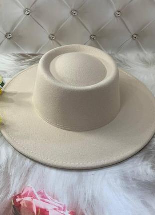 Шляпа канотье унисекс с круглой тульей и широкими полями 8 см молочная4 фото