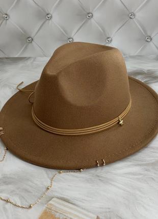 Шляпа федора с цепочкой, пирсингом hollywood капучино (декор золото или серебро)
