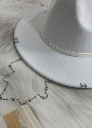 Шляпа федора с цепочкой, пирсингом hollywood белая (декор золото или серебро)7 фото