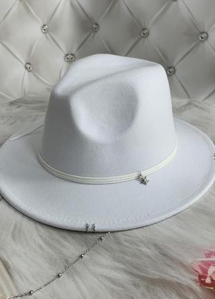Шляпа федора с цепочкой, пирсингом hollywood белая (декор золото или серебро)