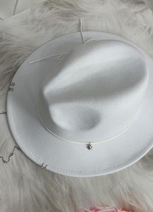 Шляпа федора с цепочкой, пирсингом hollywood белая (декор золото или серебро)5 фото
