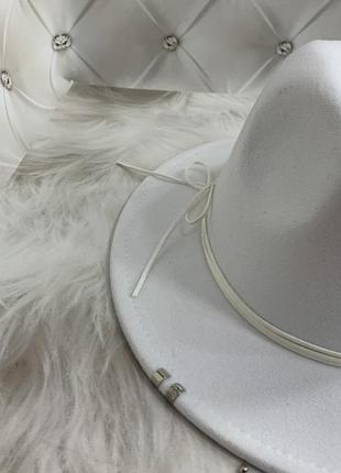 Шляпа федора с цепочкой, пирсингом hollywood белая (декор золото или серебро)6 фото
