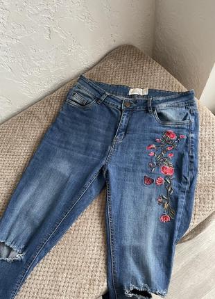Джинси жіночі з нашивкою квітами вишивкою штани джинсові м‘які вузькі розмір m-l2 фото