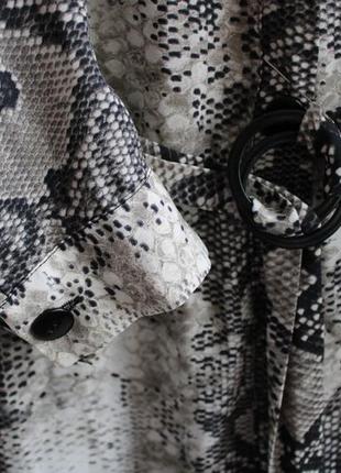 Лёгкое стильное платье-рубашка со змеиным принтом4 фото